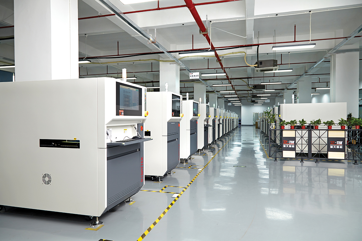 Machine de coupe laser en ligne spécialement conçue pour l'industrie PCB / FPC